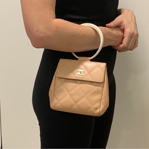 Chanel tan iridescent mini leather lucite ring handle bag - Picture 14 of 14